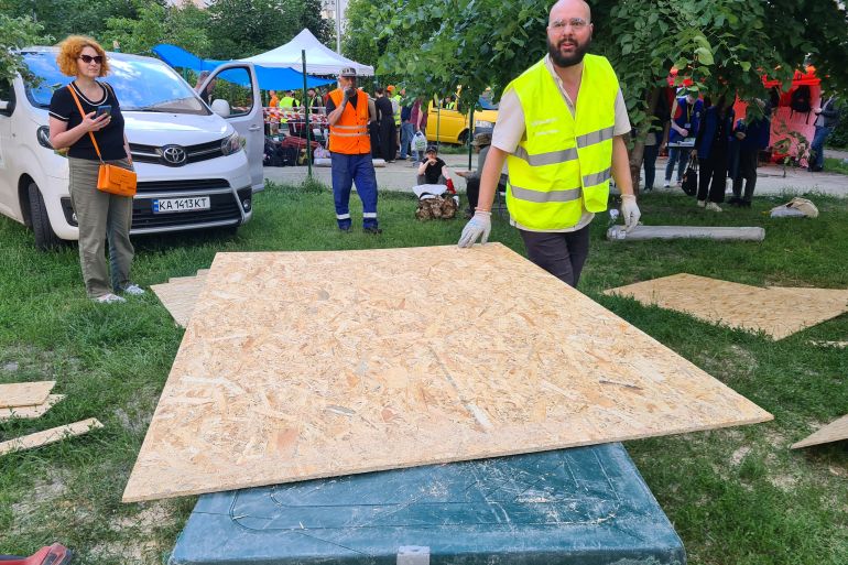How Ukraine’s Volunteer Army Restores War-Damaged Buildings in Kyiv