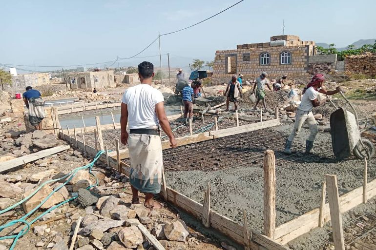 Taiz Villagers Face Harsh Water Access Challenges Due to Poor Roads