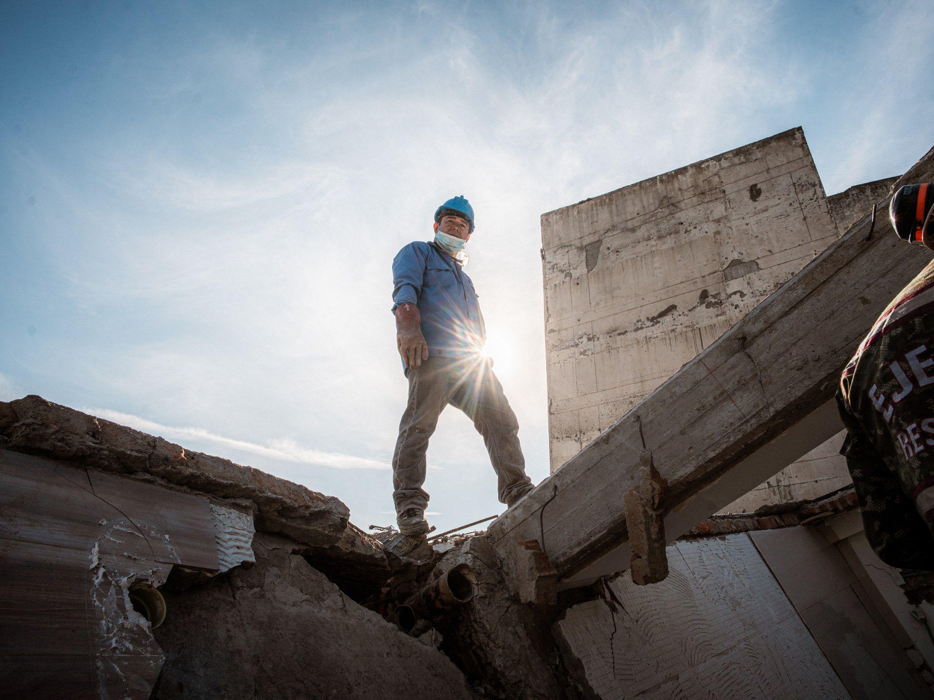 After a week of rescue work, Colombia turns to earthquake recovery