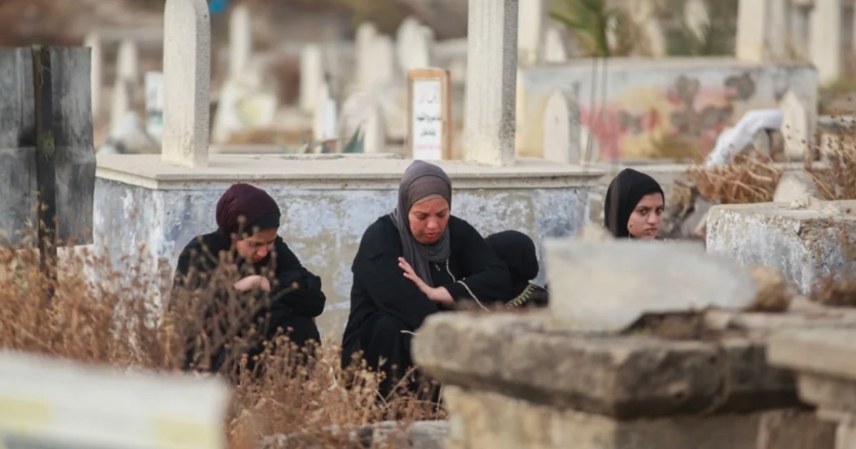 War leaves Gaza cemeteries packed as families recover the dead