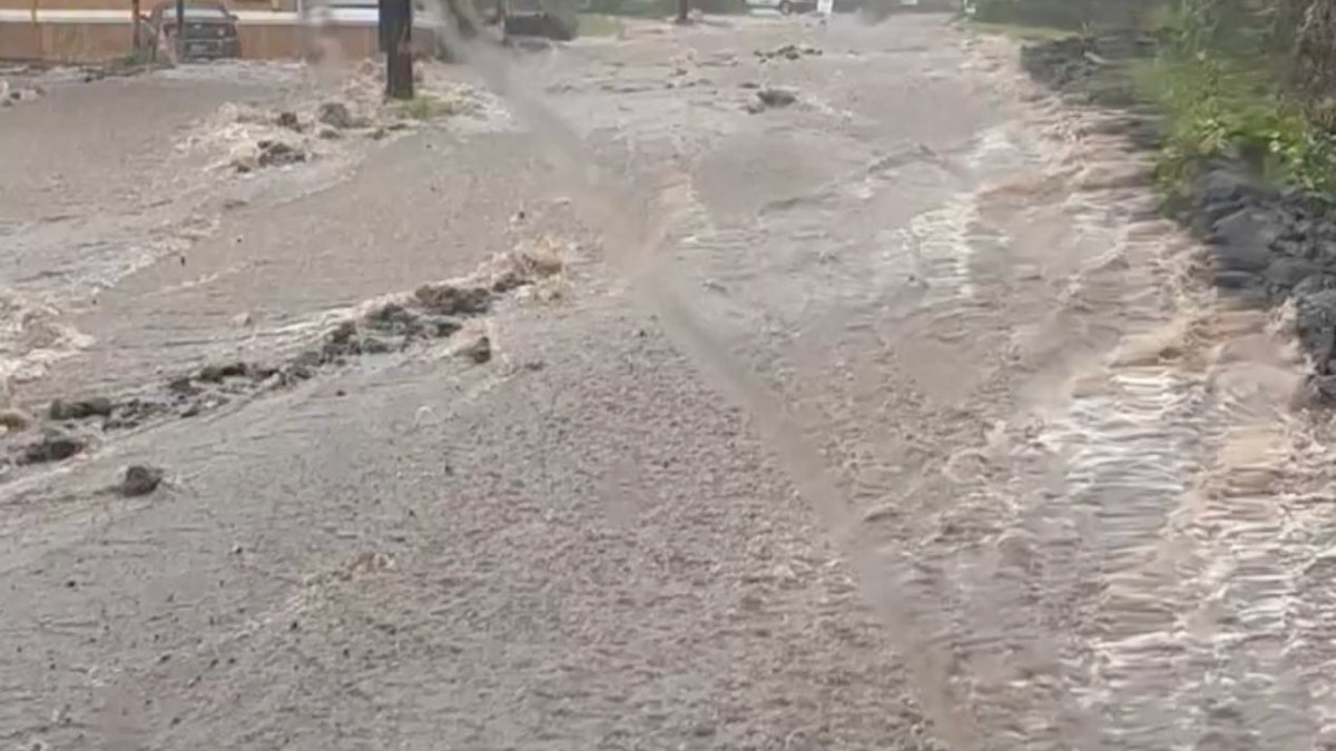 Hawaii faces flooding and damaging winds as Lala passes south