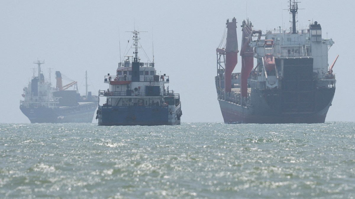 Iran and Oman weigh a temporary shipping route through Hormuz