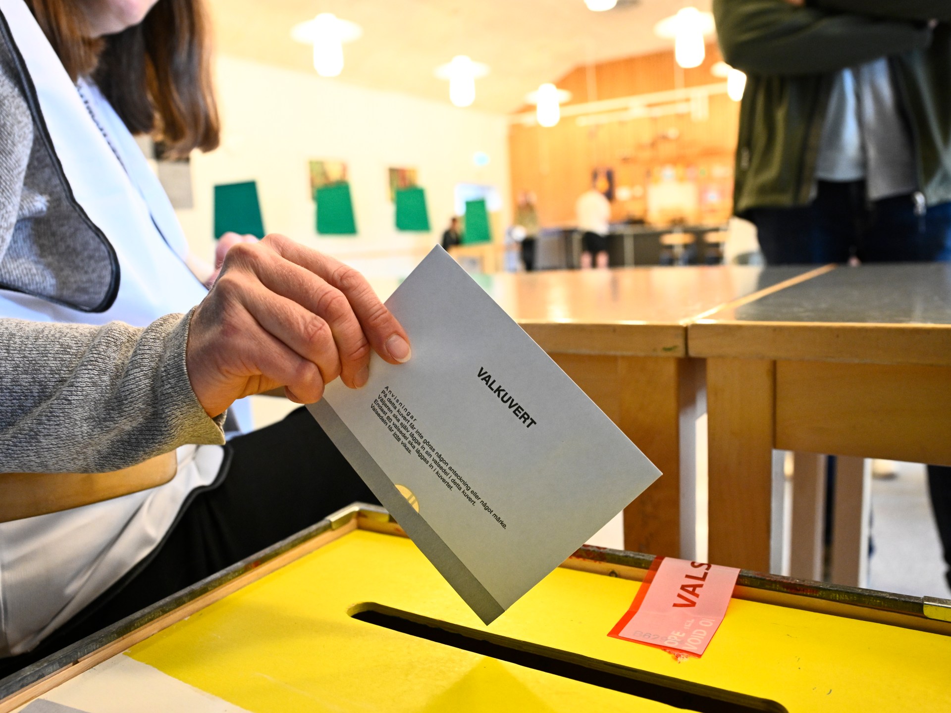 Swedish voters decide between a left-led government and a right-wing bloc