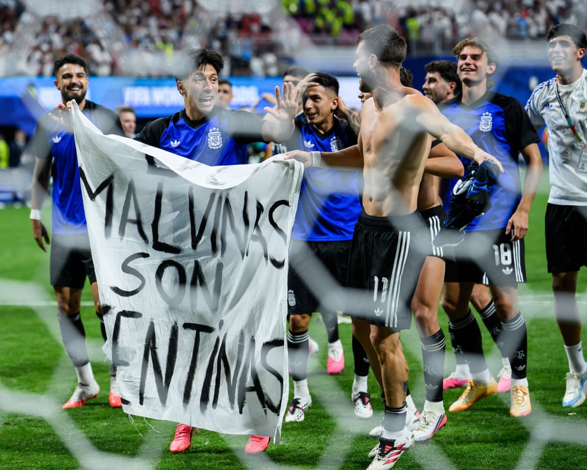 Keir Starmer calls for Fifa investigation after Argentina players display Falklands banner