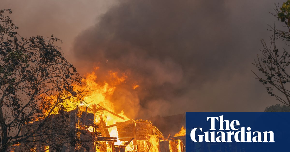 Firefighters Struggle to Control Large Gironde Wildfire Threatening Bordeaux Area