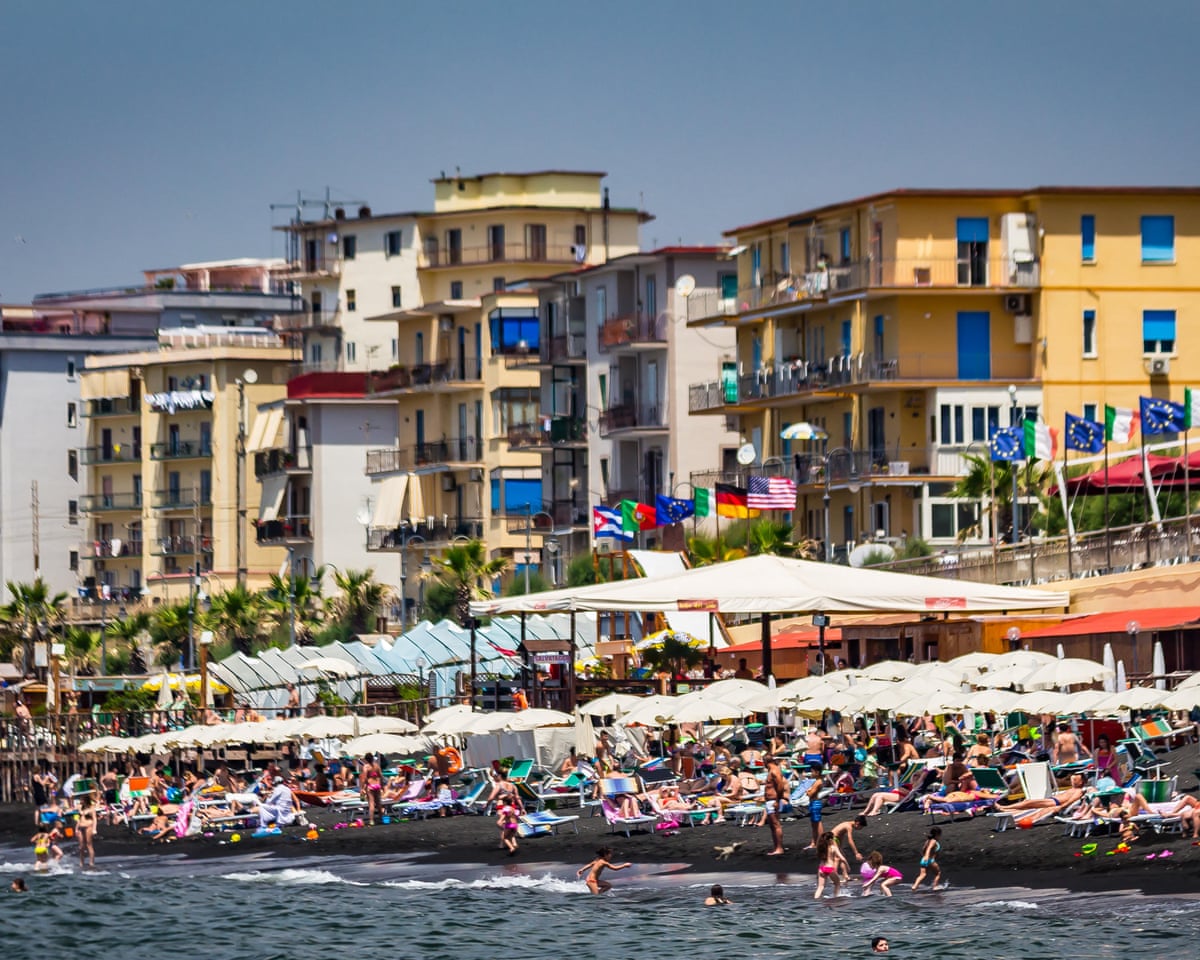 Crackdown on reserving beach spots overnight in Naples leads to confiscation of umbrellas and chairs